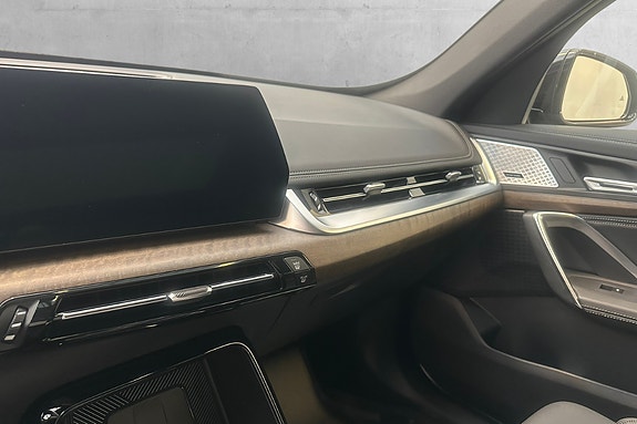 BMW iX1 14 of 23