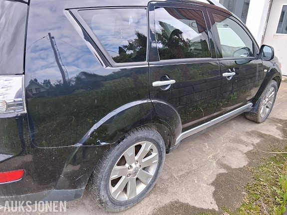 Mitsubishi Outlander 2 of 5