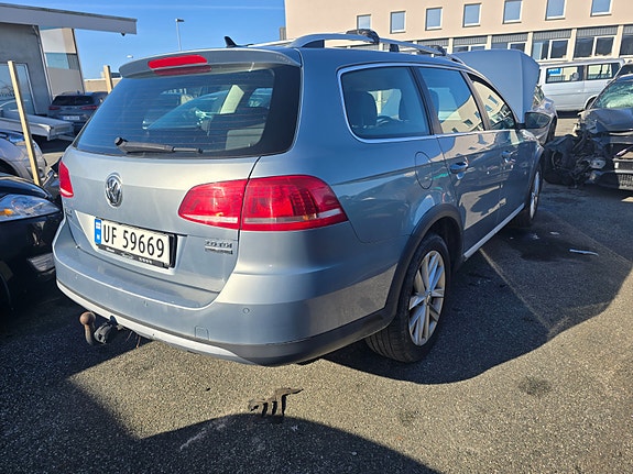 Volkswagen Passat Alltrack 2 of 5