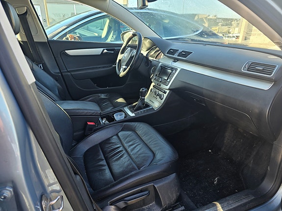 Volkswagen Passat Alltrack 3 of 5