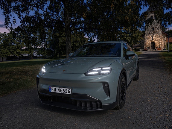 Porsche Cayenne 2 of 20