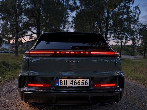 Porsche Cayenne 4 of 20