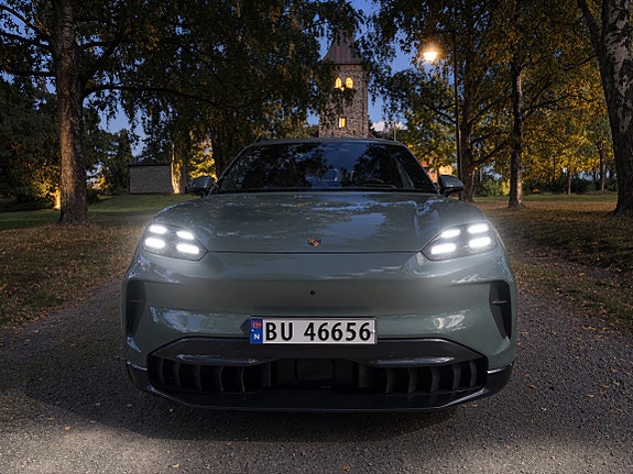 Porsche Cayenne 3 of 20