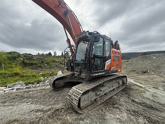 Hitachi ZX225USRLC-7 2 of 19