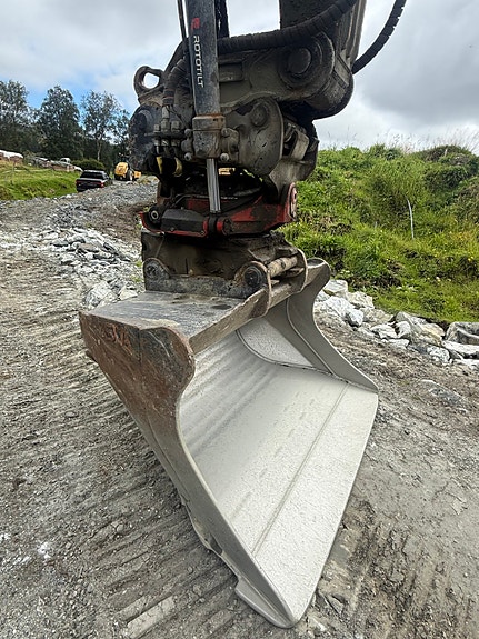 Hitachi ZX225USRLC-7 14 of 19