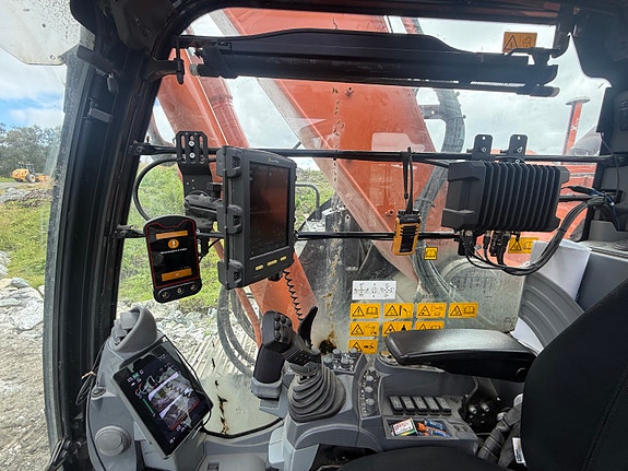 Hitachi ZX225USRLC-7 13 of 19
