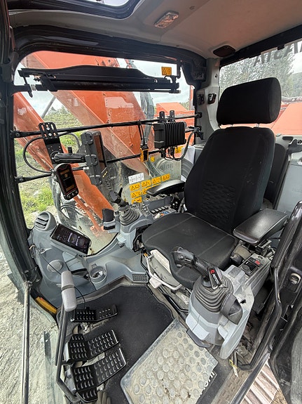Hitachi ZX225USRLC-7 12 of 19