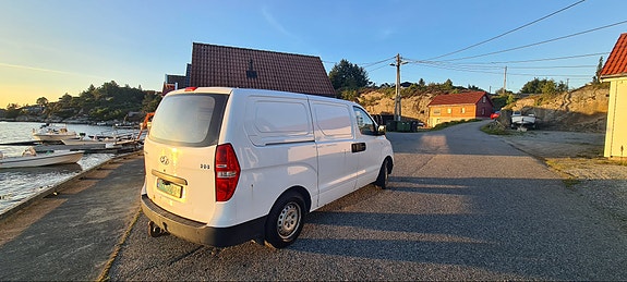 Hyundai H-1 6 of 24