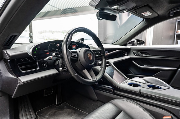 Porsche Taycan Cross Turismo 13 of 30