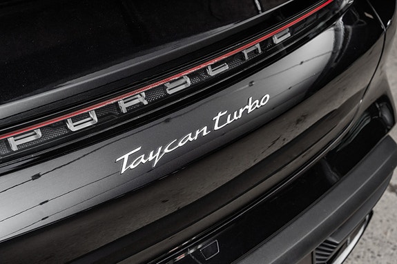 Porsche Taycan Cross Turismo 11 of 30