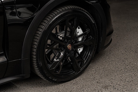 Porsche Taycan Cross Turismo 10 of 30