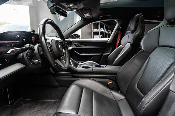 Porsche Taycan Cross Turismo 12 of 30