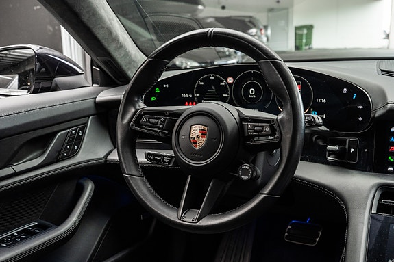 Porsche Taycan Cross Turismo 18 of 30