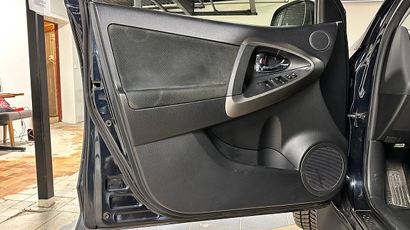 Toyota RAV4 6 of 29