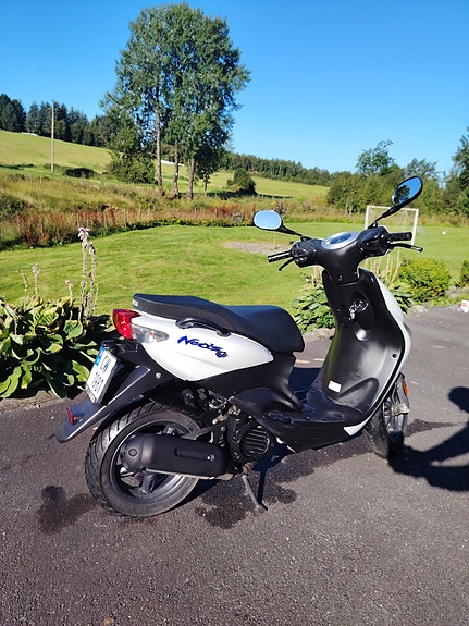 Yamaha Neos 4 2 of 9