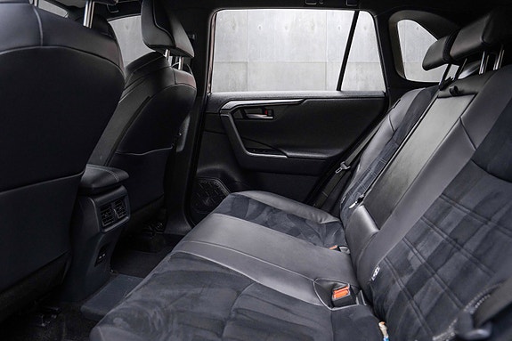 Toyota RAV4 Plug-in Hybrid 15 of 20