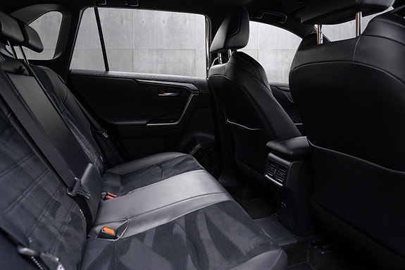 Toyota RAV4 Plug-in Hybrid 16 of 20