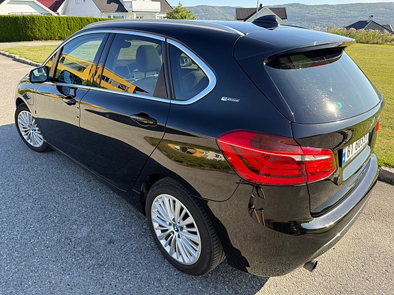 BMW 225xe 4 of 17