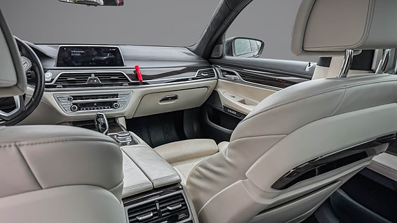 BMW 740Le 17 of 28