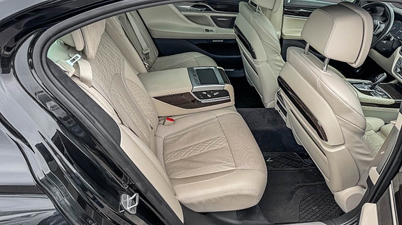 BMW 740Le 22 of 28