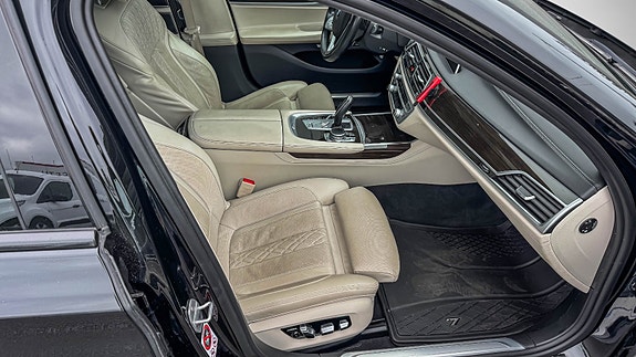 BMW 740Le 18 of 28