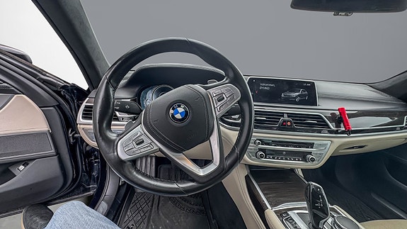 BMW 740Le 12 of 28