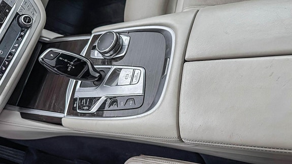 BMW 740Le 15 of 28