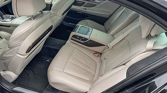 BMW 740Le 21 of 28