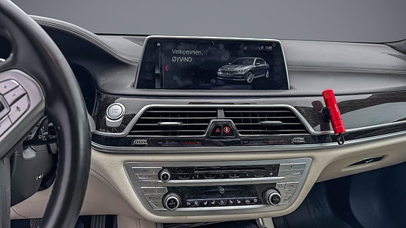 BMW 740Le 14 of 28