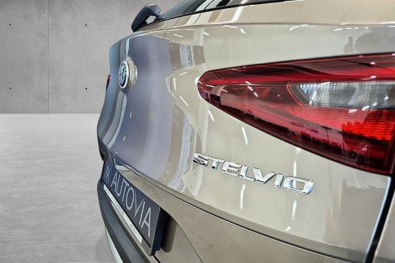 Alfa Romeo Stelvio 18 of 20