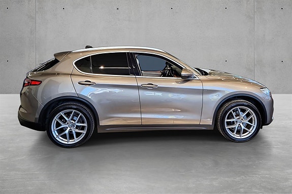 Alfa Romeo Stelvio 4 of 20