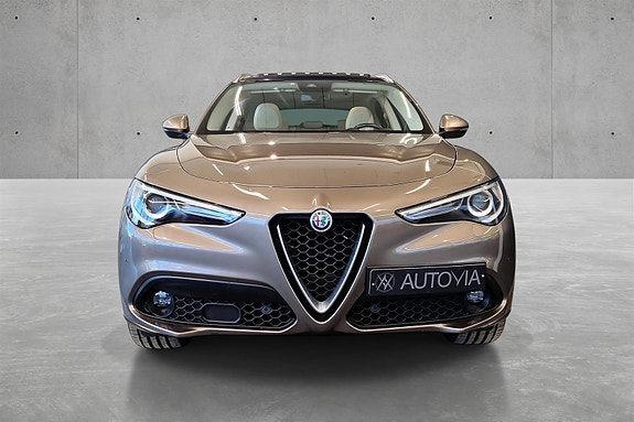 Alfa Romeo Stelvio 3 of 20