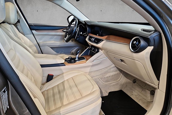 Alfa Romeo Stelvio 15 of 20