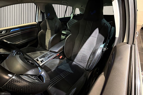 Sporty Alcantara-seter og moderne design gir aktiv kjøreopplevelse.