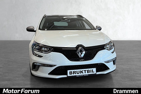 Stilren front med svart grill og effektfulle LED-lys.