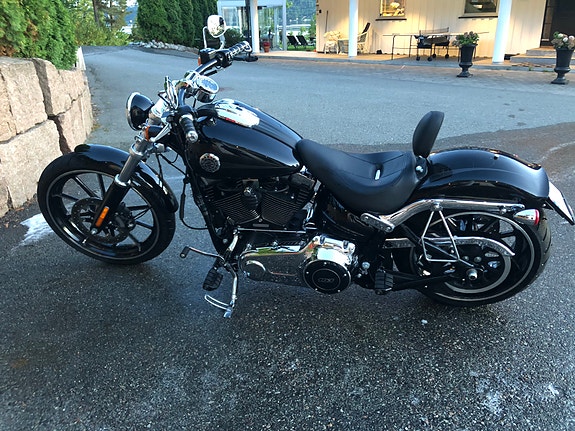 Harley-Davidson FXSB Breakout 21 of 21