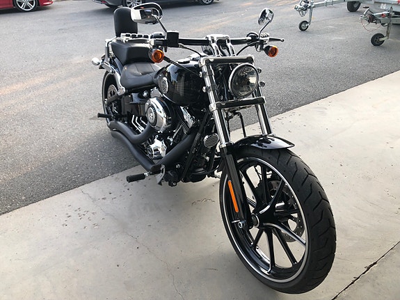 Harley-Davidson FXSB Breakout 11 of 21