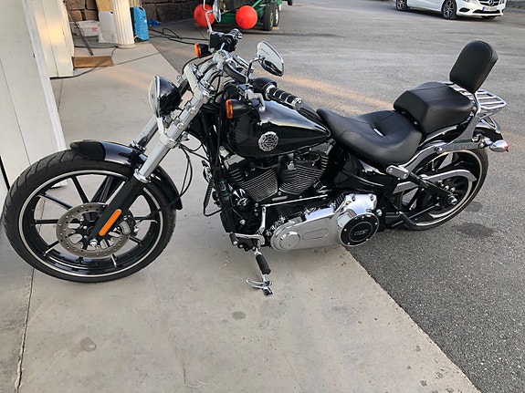 Harley-Davidson FXSB Breakout 4 of 21