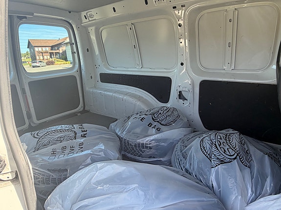 Volkswagen Caddy Maxi 10 of 18