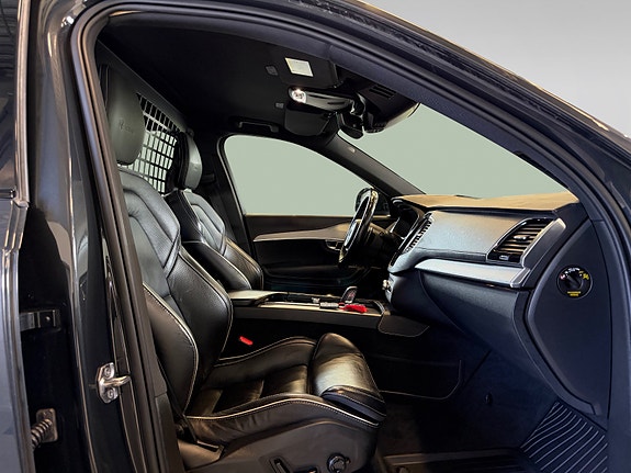 Volvo XC90 11 of 30