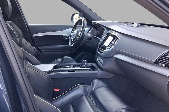 Volvo XC90 16 of 28