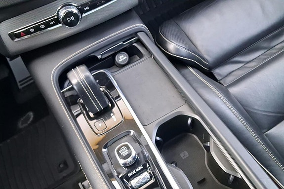 Volvo XC90 15 of 28