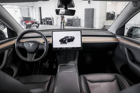 Tesla Model Y 8 of 12