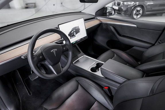 Tesla Model Y 7 of 12