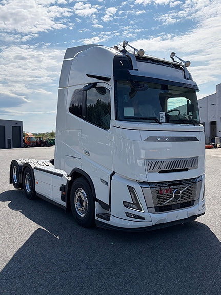 Volvo FH16 700 6x4 2 of 9