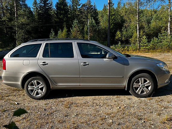 Skoda Octavia 2 of 11
