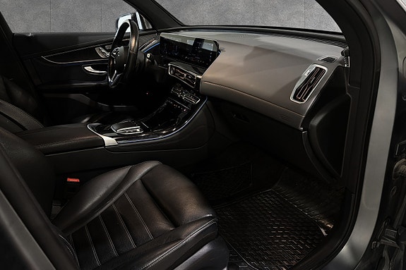 Mercedes-Benz EQC400 26 of 28
