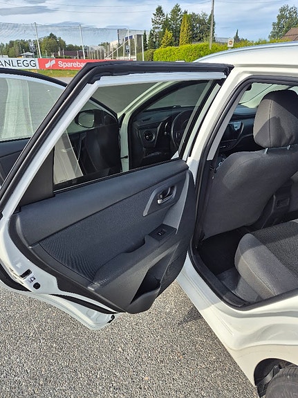 Toyota Auris 21 of 27
