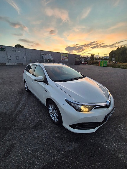 Toyota Auris 6 of 27