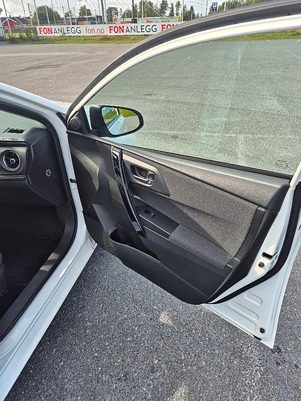 Toyota Auris 14 of 27